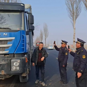 古峴中隊黨支部：嚴(yán)抓建筑垃圾運輸渣土車輛執(zhí)法檢查