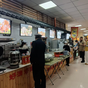 李園  街道綜合行政執(zhí)法中隊：開展油煙整治 讓“煙火氣”更清新 ...