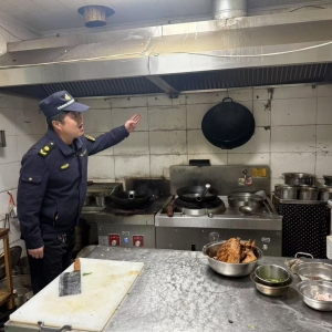 平度市東閣街道執(zhí)法中隊開展餐飲油煙整治，解決群眾油煙“煩心事” ...