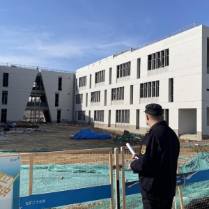 平度市東閣街道執(zhí)法中隊(duì)推進(jìn)春季揚(yáng)塵治理，守護(hù)蔚藍(lán)天空
