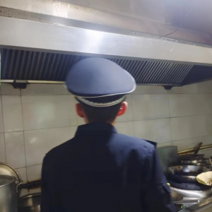 同和中隊(duì)：驅(qū)散餐飲油煙“陰霾”，守護(hù)城市清新藍(lán)天